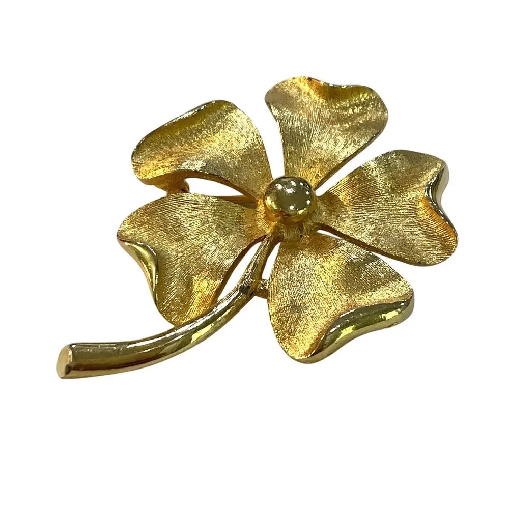 Sarah Coventry Gold Tone Flower Power Brooch Dogwood Blossom Pin Vintage Fashion